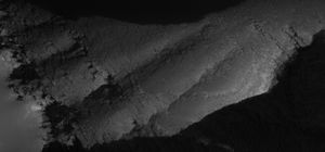 HiWish program 하에 HiRISE로 바라본 녹티스 미로계곡의 벽 층상 일부를 확대해서 본 모습.