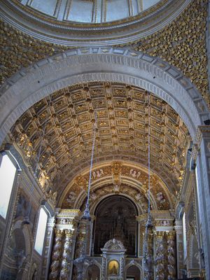 아치의 통형 볼트의 장식된 격간. 포르투갈 나자레