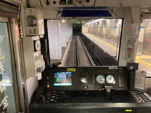 N3101편성의 운전대. N3102편성 이후는 일부 레이아웃이 다르다.