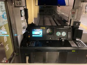 N3103편성의 운전대. N3101편성과는 와이퍼 스위치, 메이테쓰선용 시각표 꽂이 등이 다르다.