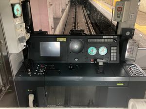 N3112편성의 운전대. N3101편성과는 와이퍼 스위치, 모니터 장치 등이 다르다.