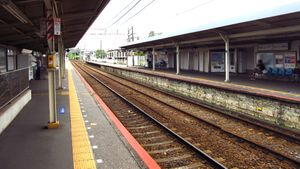 개찰구 측에서 본 역 플랫폼(2020년 7월)