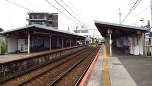 개찰구 반대편에서 본 역 플랫폼(2020년 7월)