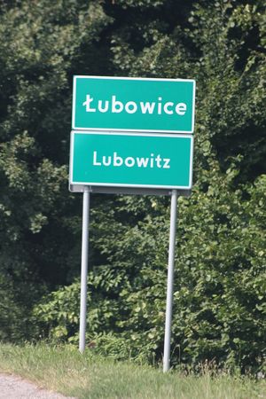 폴란드 상실롱스크 우보비체의 폴란드어-독일어 이중 언어 진입 표지판