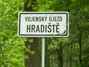 체코 카를로비 바리 주의 흐라디슈테 군사 훈련 구역 진입 표지판