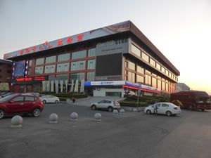 옌지 기차역에 인접한 잉러궁