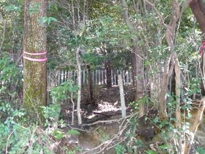 쇼무 천황 릉 서쪽. 오비구루와로 추정되는 지형.