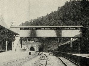 도카이도 본선 홈과 오사카야마 터널 (1912년 이전)