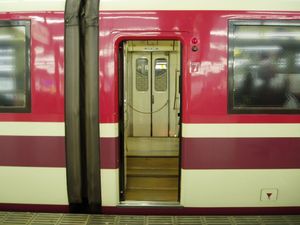 측면 객용 출입문. 하이데커 구조로 인해 출입문 내부에 계단이 2단 설치되어 있다.