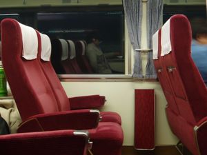 HiSE 차량 좌석. 리클라이닝 기능은 없지만 등받이가 더 높고 모양이 개선되었다.