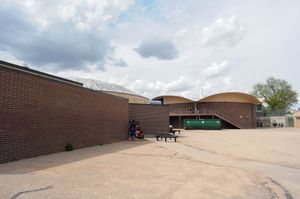 주차장. 이곳은 뉴 그라나다 학교의 정문이었지만, 실제 촬영은 학교의 뒷면에서 이루어졌다.