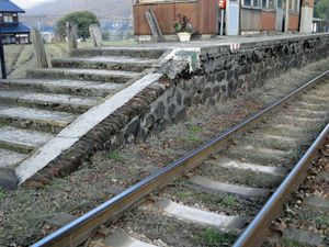 철도 변천의 흔적을 나타내는 승강장 (2010년 11월)