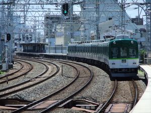 도이역에 도착하는 보통 열차 (후미는 타키이역 승강장을 막 벗어난 모습)