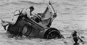 제미니 수중 탈출 훈련기를 이용한 부유 및 탈출 시험 장면