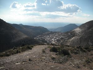 마을 중심지 뒤 언덕에서 바라본 레알 데 카토르세 전경