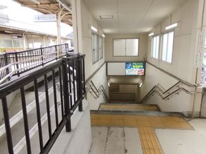 상하 홈을 연결하는 지하도 입구