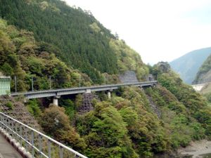 산악 지형을 지나는 이카와선 열차