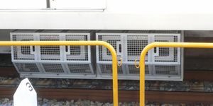 VVVF 인버터 장치 (2측의 소자 냉각 핀)