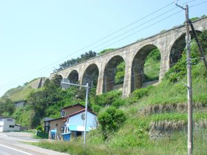 시오쿠비곶 등대 아래 국도에서 한눈에 볼 수 있는 도이선의 아치교 유적