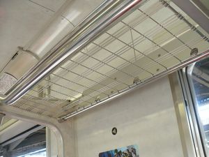 스테인리스 선을 엮은 선반