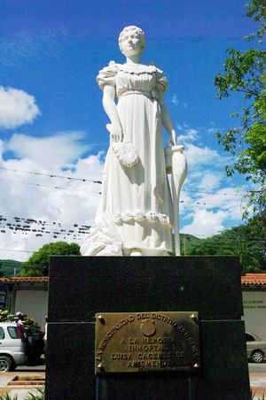 루이사 카세레스 데 아리스멘디의 동상