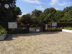 서쪽 구역 입구. 동쪽 구역의 입구와 마주보고 있다.