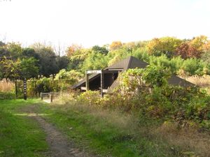공원 내에 있는 4개의 관찰 오두막 중 하나 (사진은 서담수지의 4호 관찰 오두막).