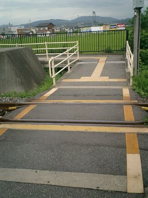 2010년에 승강장이 연장되기 전까지, 키즈역 측에 2번 승강장으로 가는 통로와 구내 건널목이 있었다 (2005년 8월)