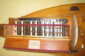 프랑스 악기의 키 박스 내부 모습. 건반과 연결된 탄젠트들이 보인다.