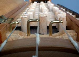 세 개의 멜로디 현(chanterelles)이 있는 프랑스식 드렐라이어의 바퀴와 탄젠트(tangent). 그림 오른쪽에서 건반(키보드)을 볼 수 있다.