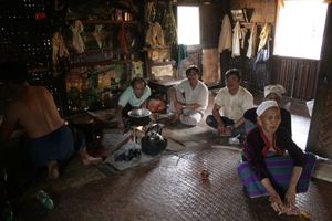 따앙족 마을 가옥 내부