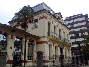 구 박사 벨라스코 학교, 현재는 문화 센터로 사용되며, 여름에는 영화관과 칸타브리아 대학교 하계 강좌의 주요 장소로 활용됨