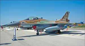 2017년 5월 라맛 다비드 공군기지에서 촬영된 F-16C 바라크 기종의 제101 비행대대 "퍼스트 파이터" 소속 항공기