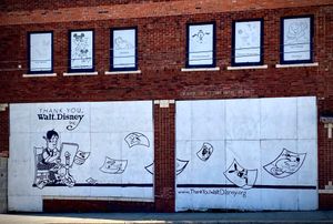 스튜디오 외벽의 "Thank You Walt Disney Inc." 문구