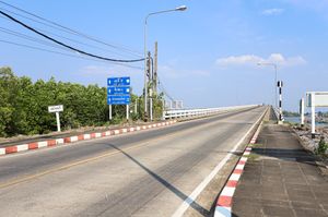 방 카차이의 찬타부리강을 가로지르는 탁신 마하라트 다리