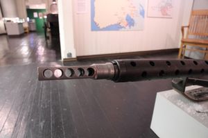 총구 부분. 다공식의 소염기가 장착되어 있다.