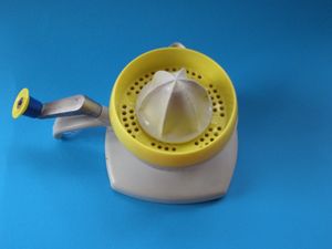 회전 손잡이가 달린 레몬 짜개