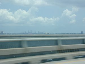 다리를 주행 중인 차창에서 바라본 뉴올리언스의 중심부