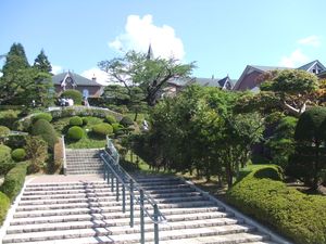 계단 아래에서 수도원을 올려다본 모습 (2008년)