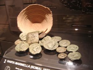팔라초 마시모 지하실에 전시된 동전