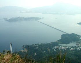 선만호(Plover Cove Reservoir) 사업은 1960년에 시작되어 8년 후인 1968년에 준공되었다.