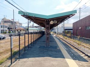 홈. 단선화되어 동쪽 승강장은 폐지되었다.