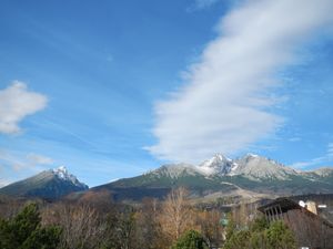 슬라프코프스키 봉 (왼쪽)과 롬니츠키 봉 (중앙 오른쪽)은 타트란스카 롬니차, 슬로바키아에서 바라본 모습