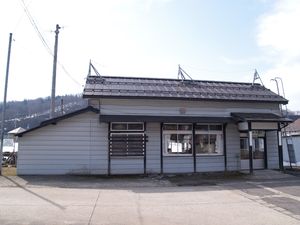 옛 역사와 섬식 승강장 (2010년 4월)