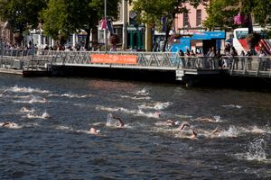 2007년 리피 수영 대회가 리피 보드워크를 지나고 있다.