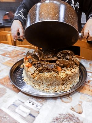 냄비를 뒤집어 엎지 않고 접시에 옮기는 순간은 요리사의 솜씨를 보여주는 부분이다.