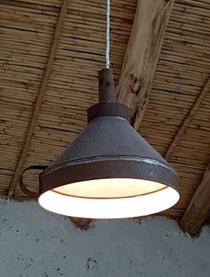 사르데냐에서 재활용된 깔때기 램프 쉐이드