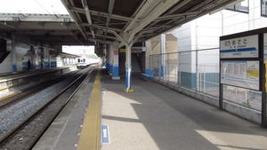 역 플랫폼 (2013년 4월)