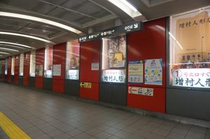 개찰구 내 인형 가게 쇼윈도(2019년 3월)