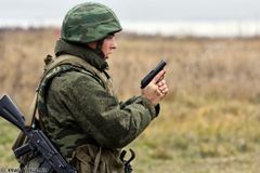 PM과 AK-74M을 장비한 러시아 공수군 병사